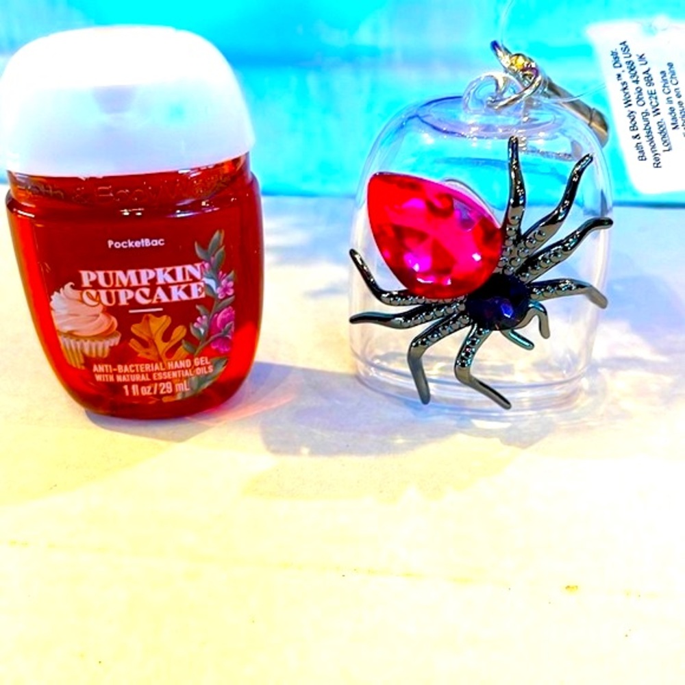🎃BBW🎃HTF SPOOKY SPIDER POCKETBAC HOLDER W/ HOT PINK GEM BODY & SANITIZER NWT